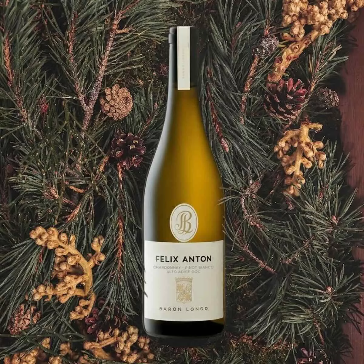 Baron Longo Felix Anton Bianco fles tegen een achtergrond van dennentakken en dennenappels