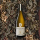 Baron Longo Felix Anton Chardonnay fles tussen gedroogde eucalyptustakken en botanische bladeren