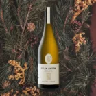 Baron Longo Felix Anton Pinot Grigio Alto Adige DOC fles tegen een achtergrond van dennentakken en dennenappels